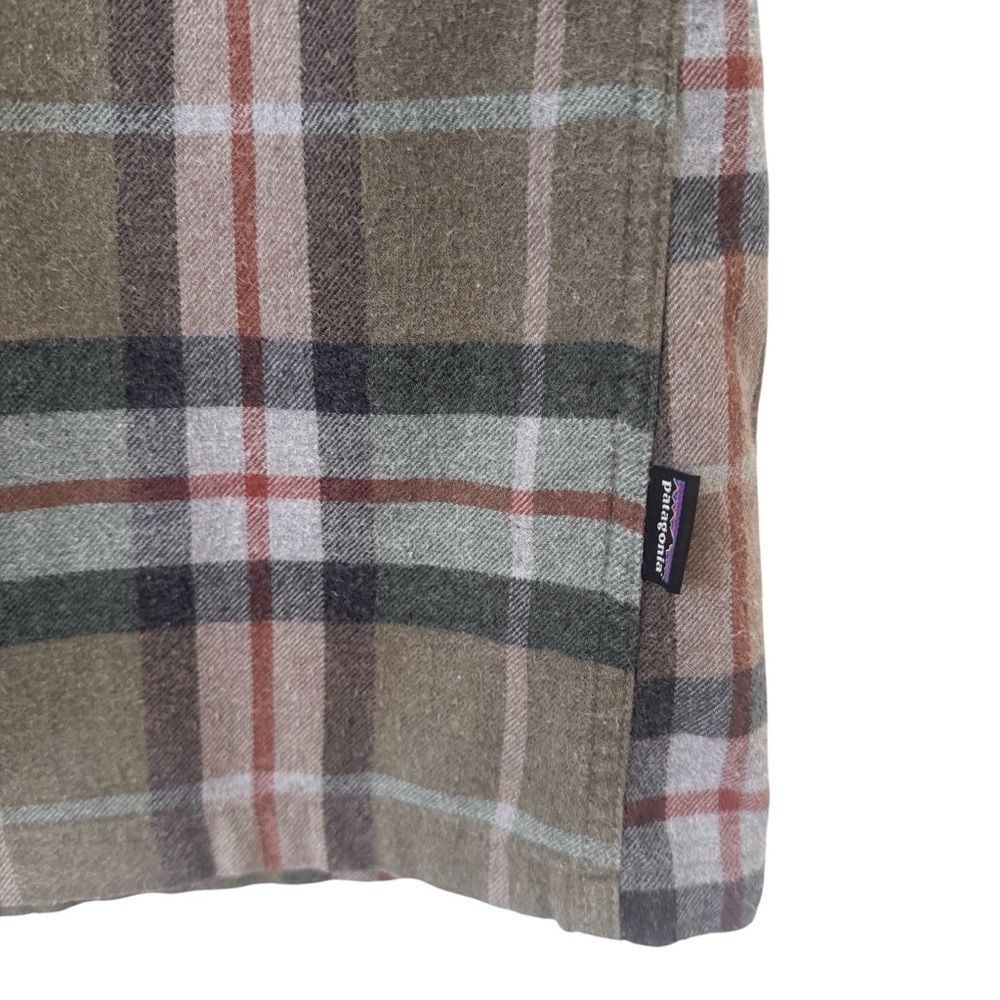 Patagonia Men's Organic Cotton Fjord Flannel Shirt in Sage Khaki Size Large - Picture 4 of 10